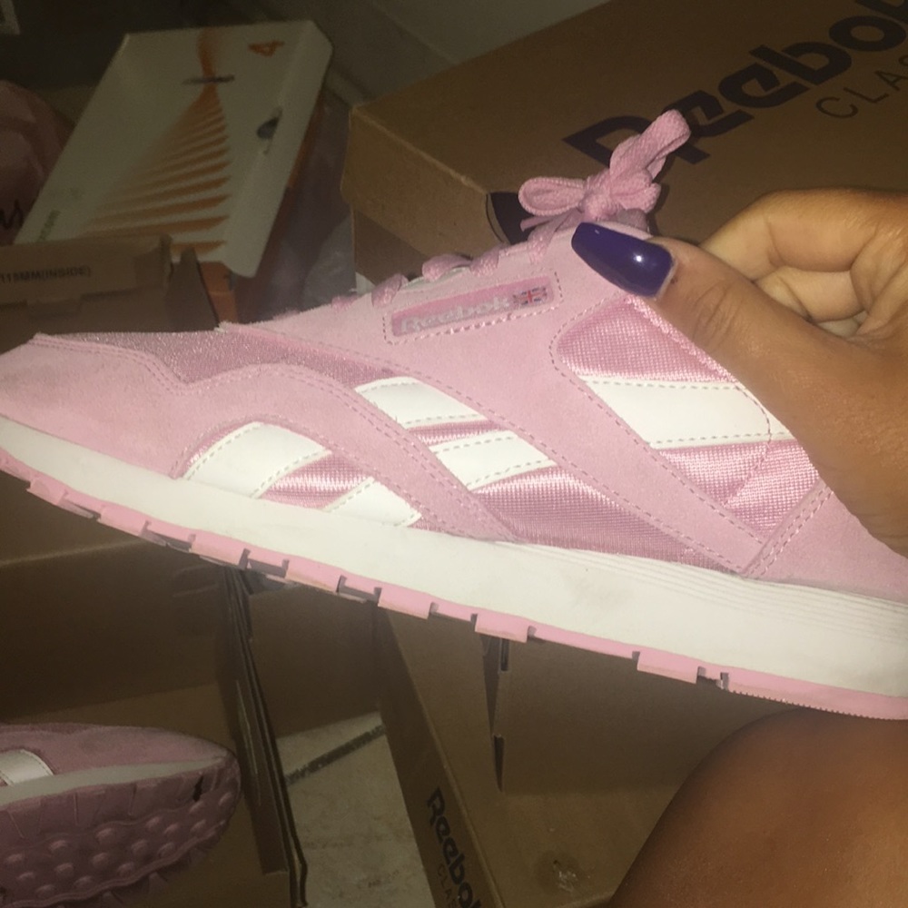 Classic Reebok size 7 - Picture 2 of 4